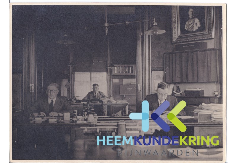 secretariaat oude gemeen thuis met personeel oa Secretaris Mulder